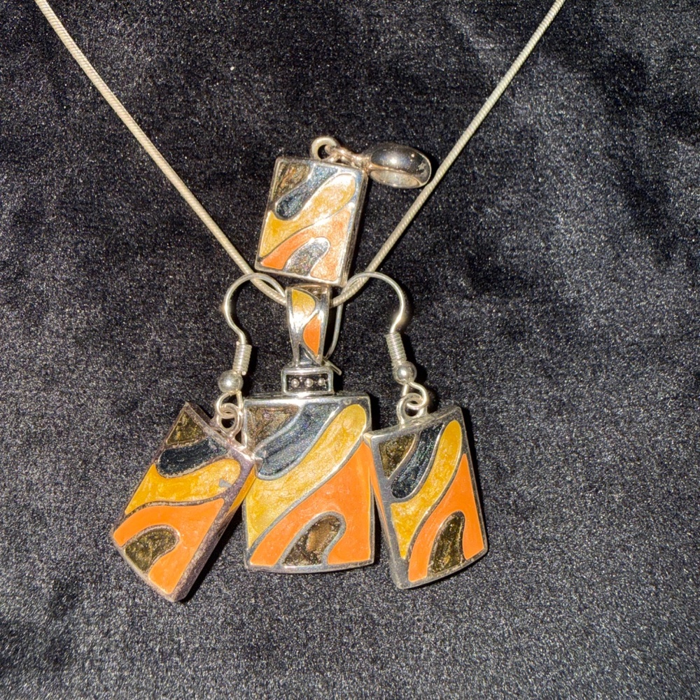 DIVINCI 5 PIECE ENAMELED PENDANTS, EARRINGS, AND RING - Picture 3 of 8